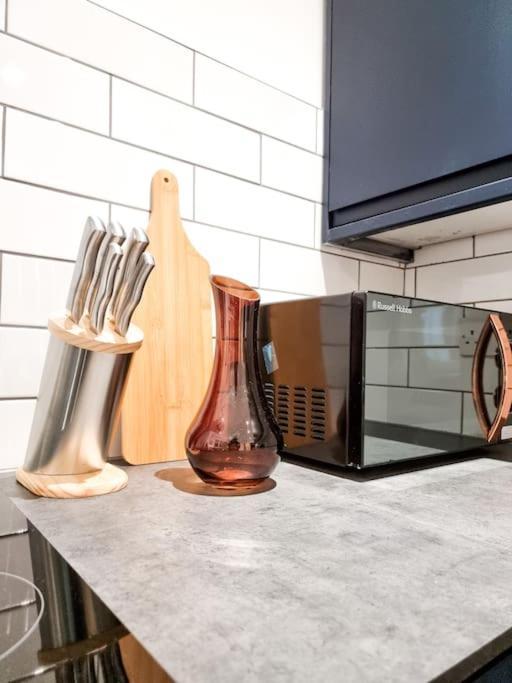 4-Bedroom Home - Perfect For Those Working In Bridgend - By Tailored Accommodation エクステリア 写真
