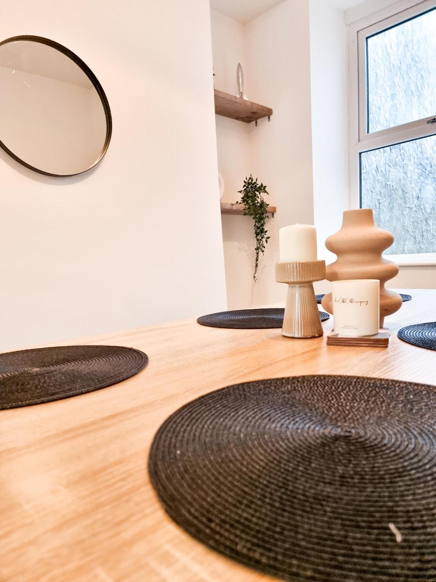 4-Bedroom Home - Perfect For Those Working In Bridgend - By Tailored Accommodation エクステリア 写真