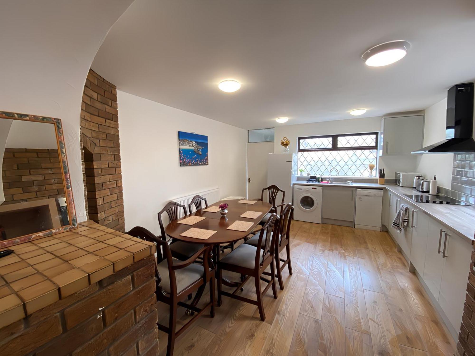 4-Bedroom Home - Perfect For Those Working In Bridgend - By Tailored Accommodation エクステリア 写真