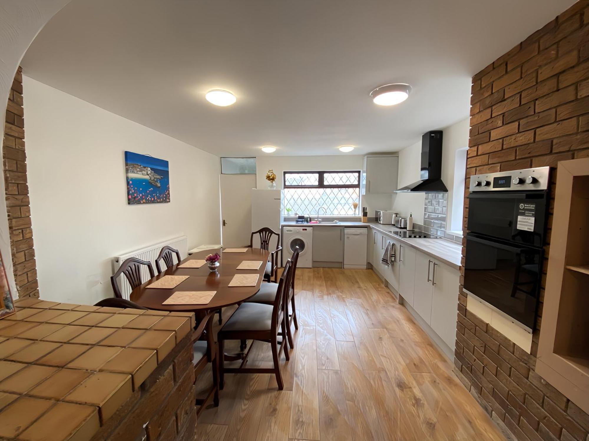 4-Bedroom Home - Perfect For Those Working In Bridgend - By Tailored Accommodation エクステリア 写真