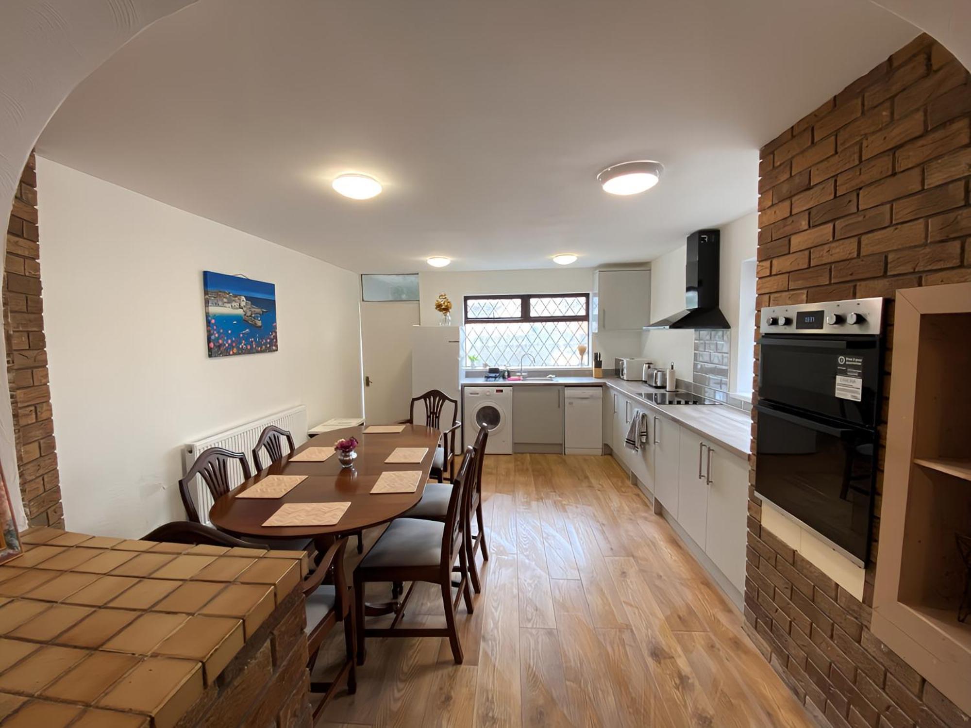4-Bedroom Home - Perfect For Those Working In Bridgend - By Tailored Accommodation エクステリア 写真